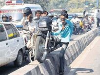 നിയമം ലംഘനത്തിന്, ചിത്രങ്ങള്‍ പറയുന്നു
