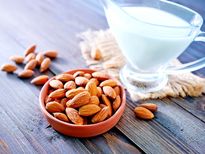ബദാം പാലില്‍ അരച്ച് കഴിച്ചാല്‍ പ്രായം താഴോട്ട്