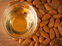 കണ്ണിനു താഴെയുള്ള കറുപ്പിന് ബദാംഓയില്‍ ഒറ്റമൂലി