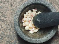 ദിവസവും ഒരു വെളുത്തുള്ളി ചതച്ച് ഉപ്പും കൂട്ടി