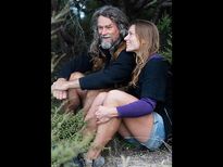 താരന്‍ കളയാന്‍ മൂത്ര  ചികിത്സയുമായി ഇവര്‍