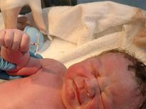 കയ്യില്‍ ഗര്‍ഭനിരോധനോപാധിയുമായി ജനിച്ച വാവ....