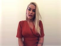 കെട്ടിപ്പിടിച്ചു പണമുണ്ടാക്കി, അവള്‍...