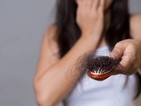 ഇനി മുടി കൊഴിയില്ല; ഈ ശീലങ്ങള്‍ മാറ്റൂ