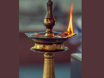  വിളക്കില്‍ നിന്ന് എണ്ണ താഴേക്ക് വീഴുന്നോ; കണ്ടക ശനിദോഷമെന്ന് സൂചന