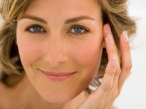 കണ്ണിന് ചുറ്റും ചര്‍മ്മം വരളുന്നുവോ? കാരണവും പരിഹാരവും ഇതാ