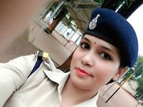 17ఏళ్లకు పెళ్లి, 22ఏళ్లకు డైవర్స్, 25ఏళ్లకు డిఎస్ పి అయిన ఓ వ(అ)నిత కథ..!!