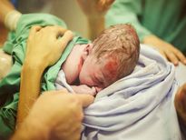 బేబీ చనిపోయిందని డిక్లేర్ చేసిన డాక్టర్లు, అంత్యక్రియలు చేసే 1నిముషం ముందు బతికింది..!