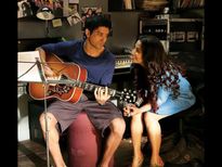 అమ్మాయిలూ గిటారు వాయించే అబ్బాయిలనే ఎందుకు ప్రేమిస్తారు?