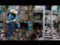 శవాలను భద్రపరచేందుకు అద్దె కట్టించుకునే సమాధులు !!