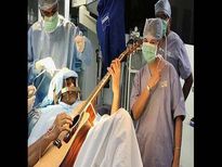 బ్రెయిన్ ఆపరేషన్ సమయంలో గిటార్ వాయిస్తూ అందరినీ ఆశ్చర్యపరిచాడు.!