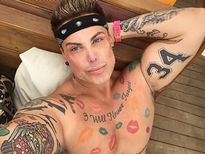 అతను శస్త్రచికిత్స తర్వాత శాశ్వత అంగస్తంభాన్ని కలిగి ఉన్నాడు