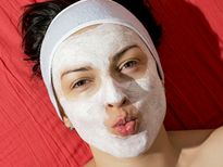 వివిధ రకాల చర్మ సమస్యలకు పెరుగుతో ఫేస్ ప్యాక్ తయారుచేసుకోవడం చాలా సులభం! 