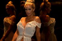 బాబోయ్ మరీ ఇంత సెక్సీగానా...అందుకే ఆమెను ఇన్ స్టా గ్రామ్ లో బ్యాన్ చేశారు 