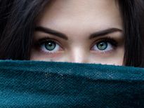 కళ్ళ చుట్టూ వయస్సైన ముడతల గుర్తులను నివారించుకోవడానికి 10 హోం రెమెడీస్ 