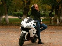 చలికాలంలో మిమ్మల్ని వెచ్చగా ఉంచడానికి రంగుల లెదర్ జాకెట్లు తప్పక ఉండాలి 