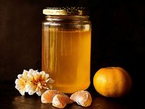 అందమైన చర్మం కోసం సులభమైన DIY మనుకా హనీ ఫేస్ ఫ్యాక్స్ 