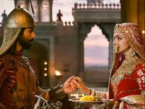 రాణి పద్మావతితో  ఖిల్జీ గడిపాడా? ఆమెను రత్నసేనుడు అనుభవించాడా?