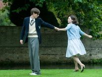 స్టీఫెన్ హాకింగ్ మొదటి భార్యకు ఇంకొకరితో సంబంధం.. అందుకే నర్స్ ను చేసుకున్నాడు