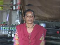 ఆమె సొంతం సీఎం చెల్లెలు అయినా టీ అమ్ముకుని బతుకుతోంది.. గ్రేట్