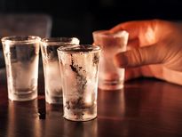 మీరు ఆల్కహాలిక్ అవునో కాదో తెలుసుకోవడానికి ఈ 8 సమాధానాలు తోడ్పడతాయి