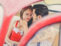 ఓవర్ ప్రొటెక్టివ్ బాయ్ ఫ్రెండ్ యొక్క 10 లక్షణాలను మీరు తప్పక తెలుసుకోవాలి