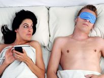 మీ ప్రేయసి, వేరొక వ్యక్తి మోజులో పడిందనడానికి ఇవే సంకేతాలు