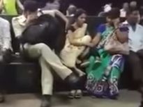 రైల్వే స్టేషన్‌లో కానిస్టేబుల్ నిద్రిస్తున్నట్టు నటిస్తూ మహిళను ఎక్కడెక్కడో టచ్ చేశాడు (వీడియో)