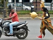 ట్రాఫిక్ రూల్స్ పై అవగాహన కల్పించేందుకు ఓ ఎంబిఎ స్టూడెంట్ ఎంత పని చేసిందో మీరే చూడండి...