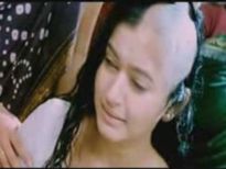 తన ప్రేయసికి తానే స్వయంగా గుండు గీసిన ప్రియుడు... ఎందుకో తెలిస్తే కళ్లలో నీరు తిరుగుతాయి...!
