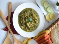 धनिया की ग्रेवी में पकाइये लजीज चिकन 