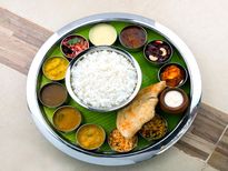 क्यों करना चाहिये जमीन पर बैठ कर भोजन?