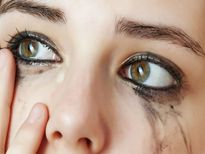 संवेदनशील आँखों के लिए 10 मेकअप टिप्स 