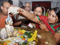 मूर्तियों का अभिषेक करने के प्रकार और उसके पीछे कारण 