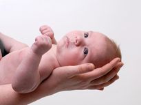 नवजात शिशुओं के साथ ध्यान रखने वाली 7 बातें 