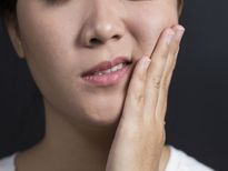 मसूड़ों की सूजन से राहत पाने के 10 प्राकृतिक उपचार
