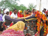 ये है बुलेट बाबा मंदिर, जहां बाबा को चढ़ता है शराब का चढ़ावा 