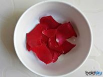   DIY: घर पर गुलाब जल (रोज़ वॉटर) कैसे बनायें