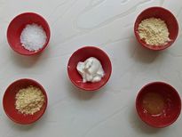  DIY: फटे पैरों के लिये ऐसे बनाइये म्योनीज़ और ओटमील फुट स्क्रब 
