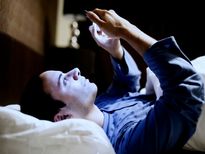 रात में सोने से पहले करते हैं मोबाइल का यूज़ तो जरुर पढें