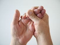 आखिर क्‍या कारण है कि आपके हाथ पड़ जाते हैं सुन्‍न