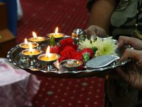 यदि भूल कर भी रखा इन पूजा सामग्रियों को नीचे, तो दरिद्रता आएगी हाथ 