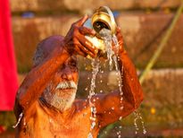   सूर्य देव को जल चढ़ाते वक्‍त ना करें ये गलतियां वरना... 
