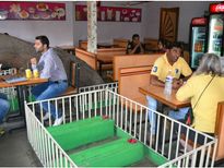 इस रेस्‍त्रां में लोग कब्रों के बीच में बैठकर खाते है खाना 