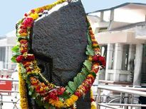 शनिवार को क्यों चढ़ाते हैं शनि देव को तेल?