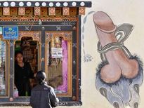 भूटान के इस गांव में  फेमस है पेन‍िस आर्ट, अनजानी वजह से घर के बाहर बनवाते हैं पेनिस की तस्‍वीर
