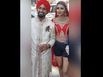 शादी में लहंगे के बजाय शार्ट्स में पहुंची दुल्हन, वायरल हो रहा है इसका वीडियो