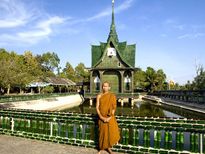 बीयर की खाली बोतलों से बना है ये अनोखा मंदिर 