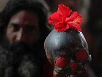 जानिए, क्‍यूं अघोरी साधु मोह माया छोड़ श्‍मशान में रहते है?