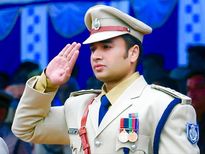 22 साल की उम्र में बन गए थे IPS, किसी मॉडल से कम नहीं है पर्सनेलिटी